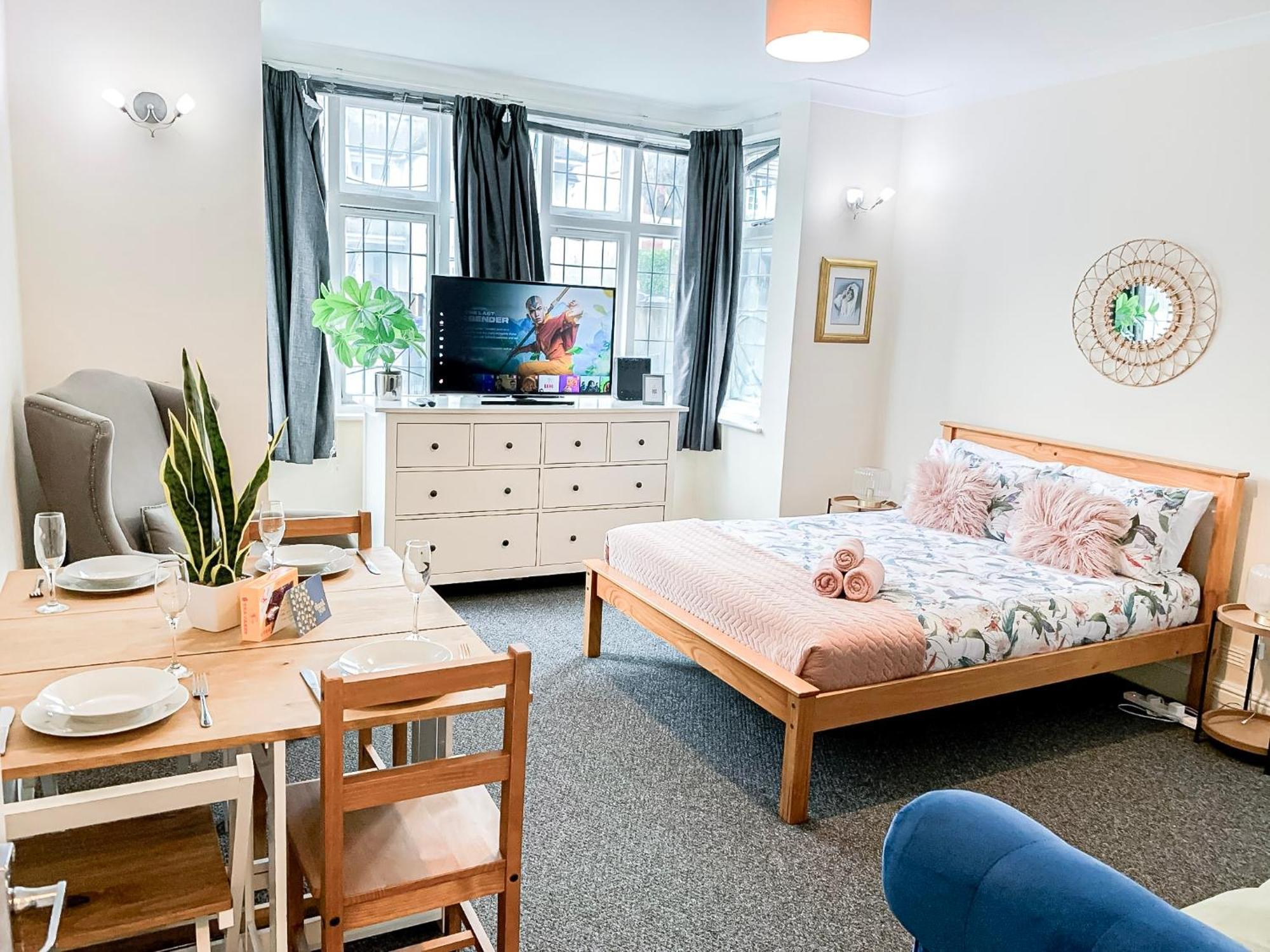 Cosy Near Hampstead Heath With Free On-site Parking & Private Gardens, Golders Green Appartement *