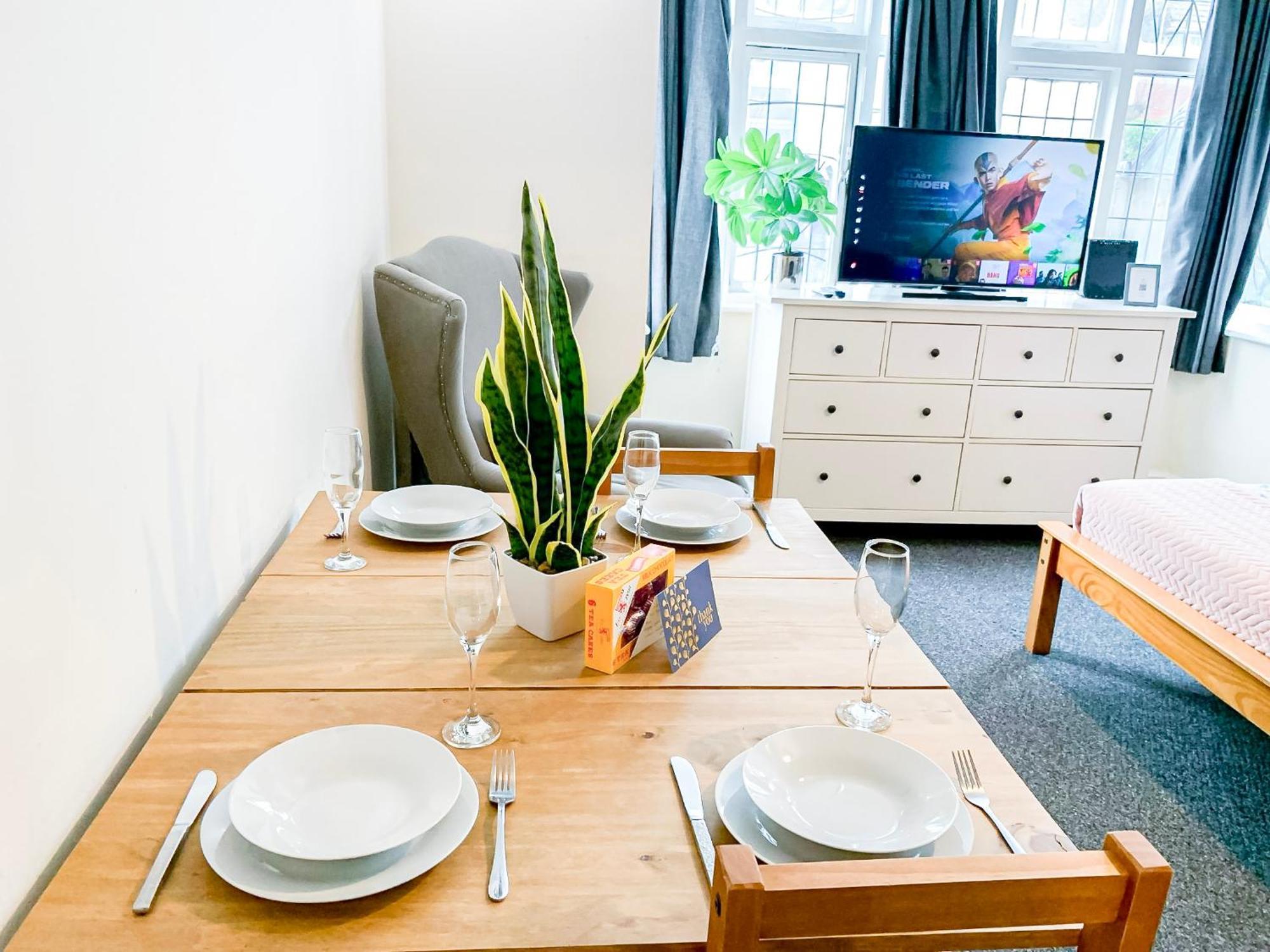 Cosy Near Hampstead Heath With Free On-site Parking & Private Gardens, Golders Green *