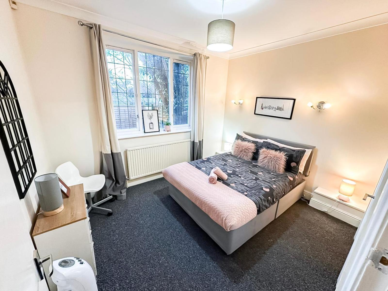 Cosy Near Hampstead Heath With Free On-site Parking & Private Gardens, Golders Green Londen