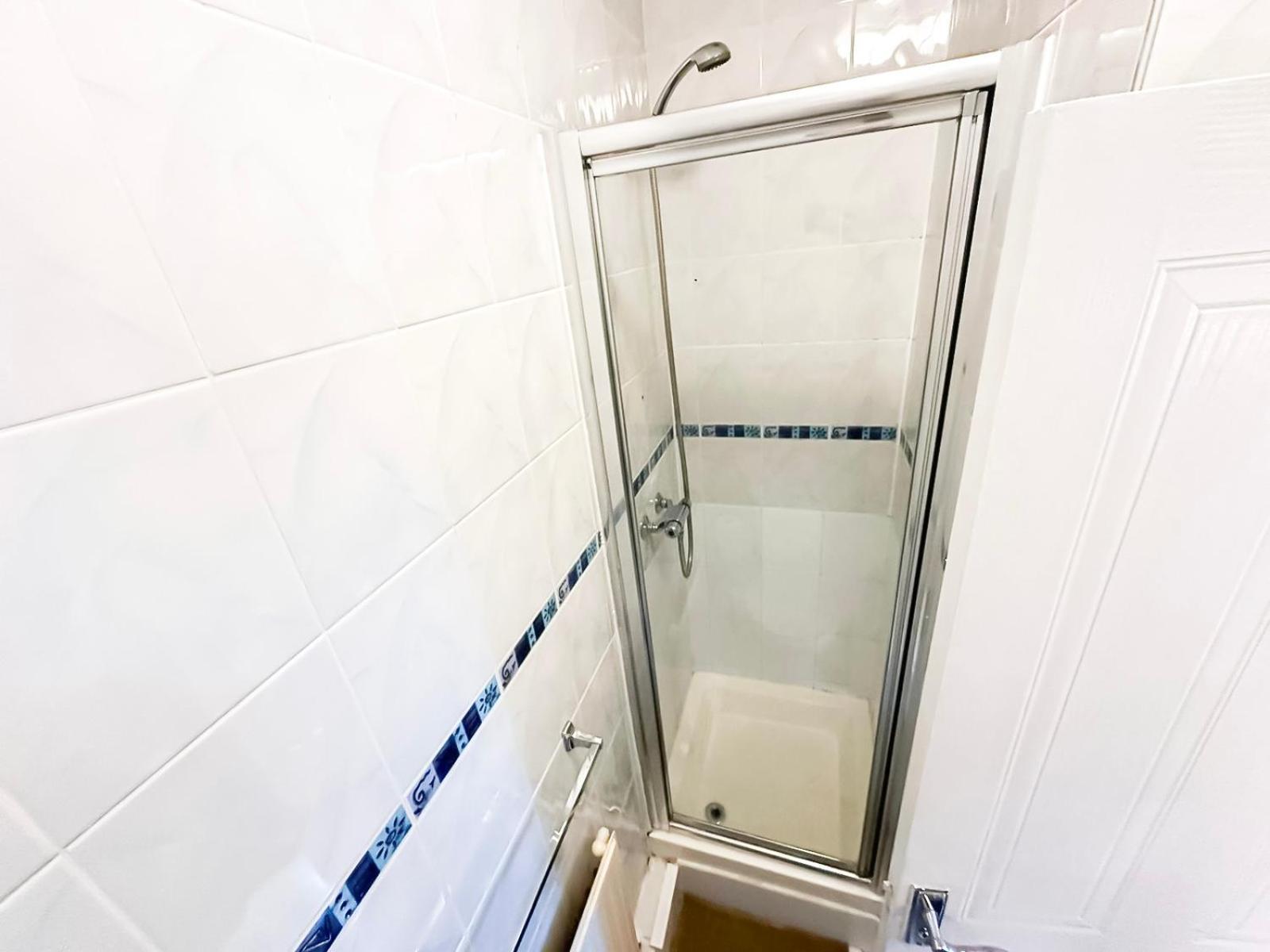 Cosy Near Hampstead Heath With Free On-site Parking & Private Gardens, Golders Green * Londen
