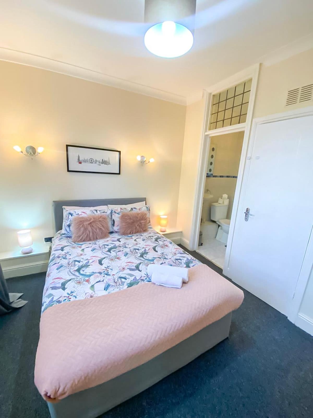 Cosy Near Hampstead Heath With Free On-site Parking & Private Gardens, Golders Green Appartement *