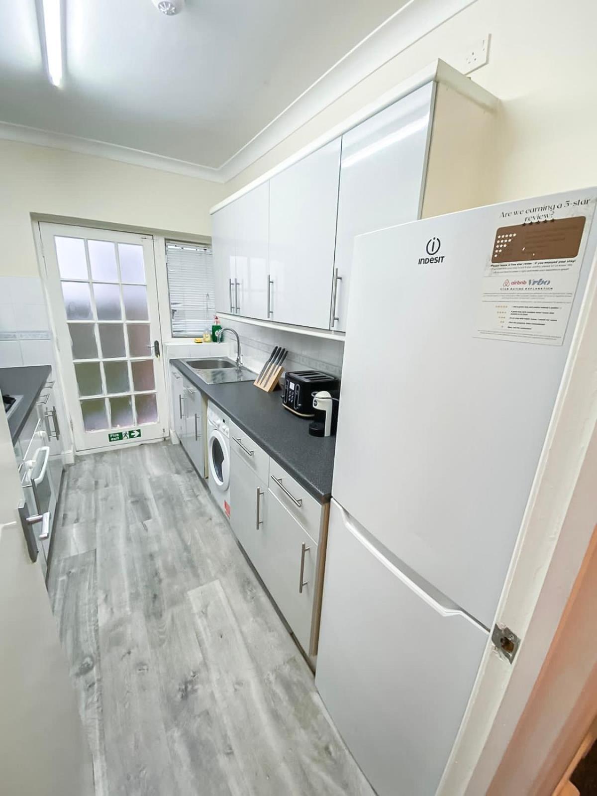 Cosy Near Hampstead Heath With Free On-site Parking & Private Gardens, Golders Green Appartement Londen