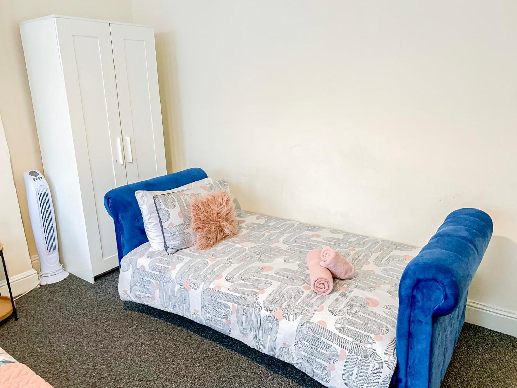 Cosy Near Hampstead Heath With Free On-site Parking & Private Gardens, Golders Green *
