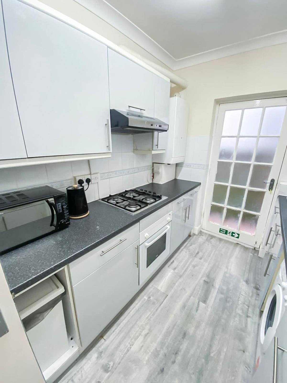Cosy Near Hampstead Heath With Free On-site Parking & Private Gardens, Golders Green Londen