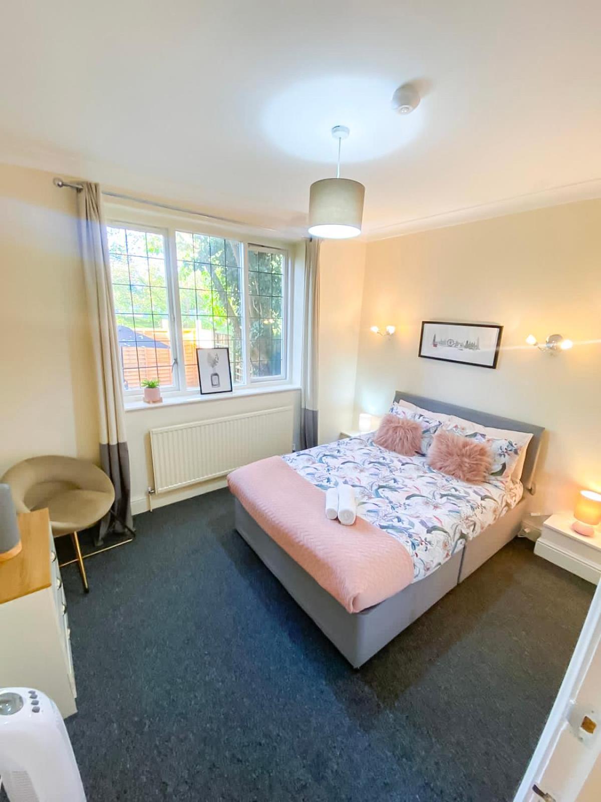 Cosy Near Hampstead Heath With Free On-site Parking & Private Gardens, Golders Green * Londen