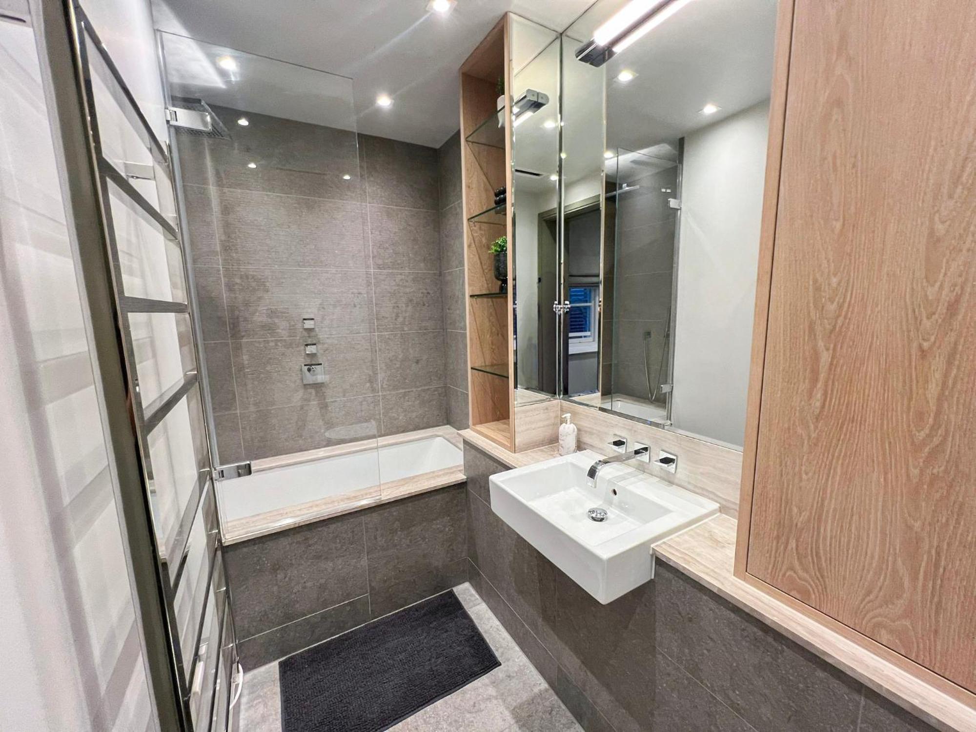 Posh 3 Bedroom Flat With Terrace And Indoor Fireplace In Mayfair, Near Hyde Park Apartment *