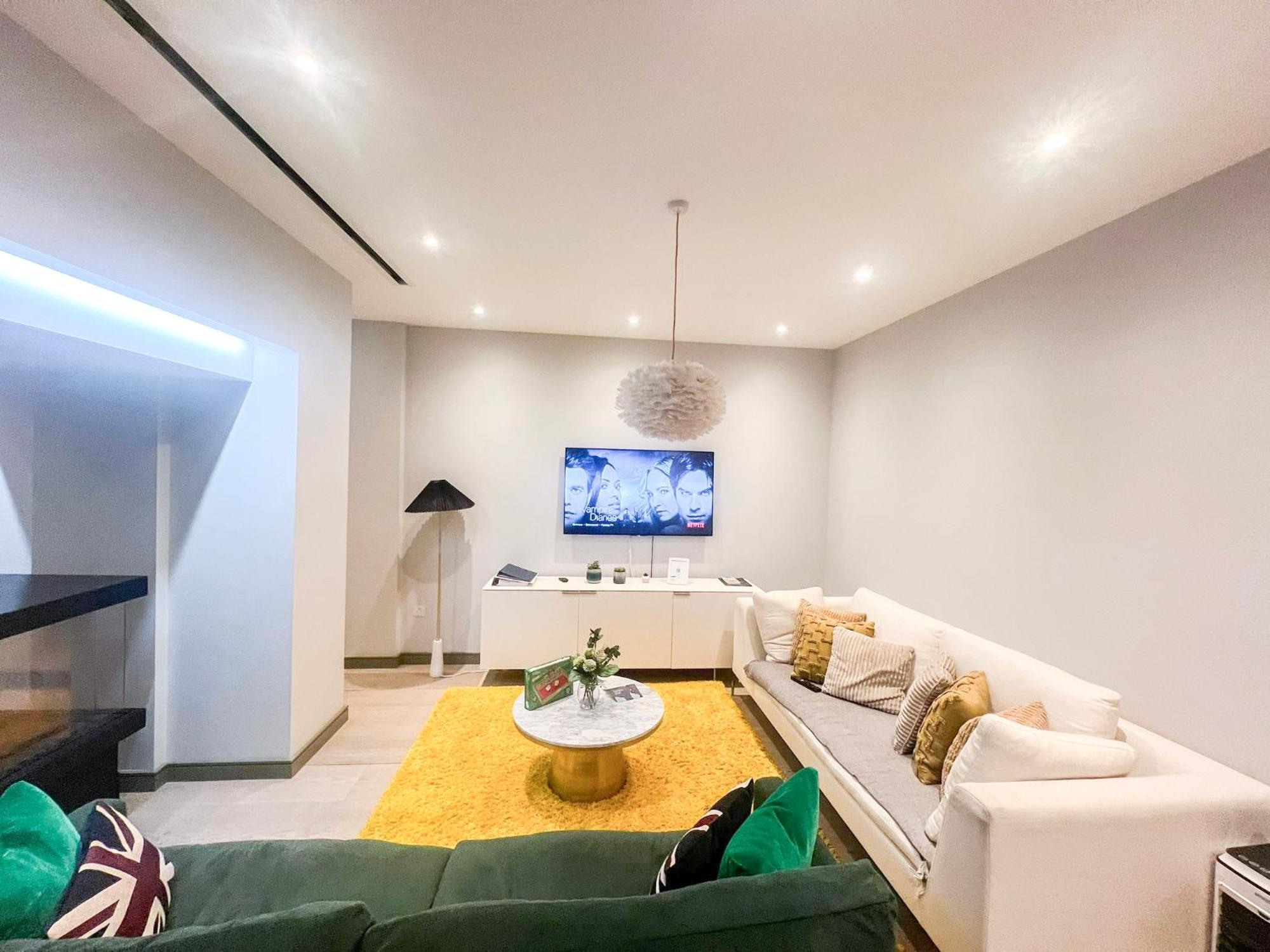Posh 3 Bedroom Flat With Terrace And Indoor Fireplace In Mayfair, Near Hyde Park Apartment