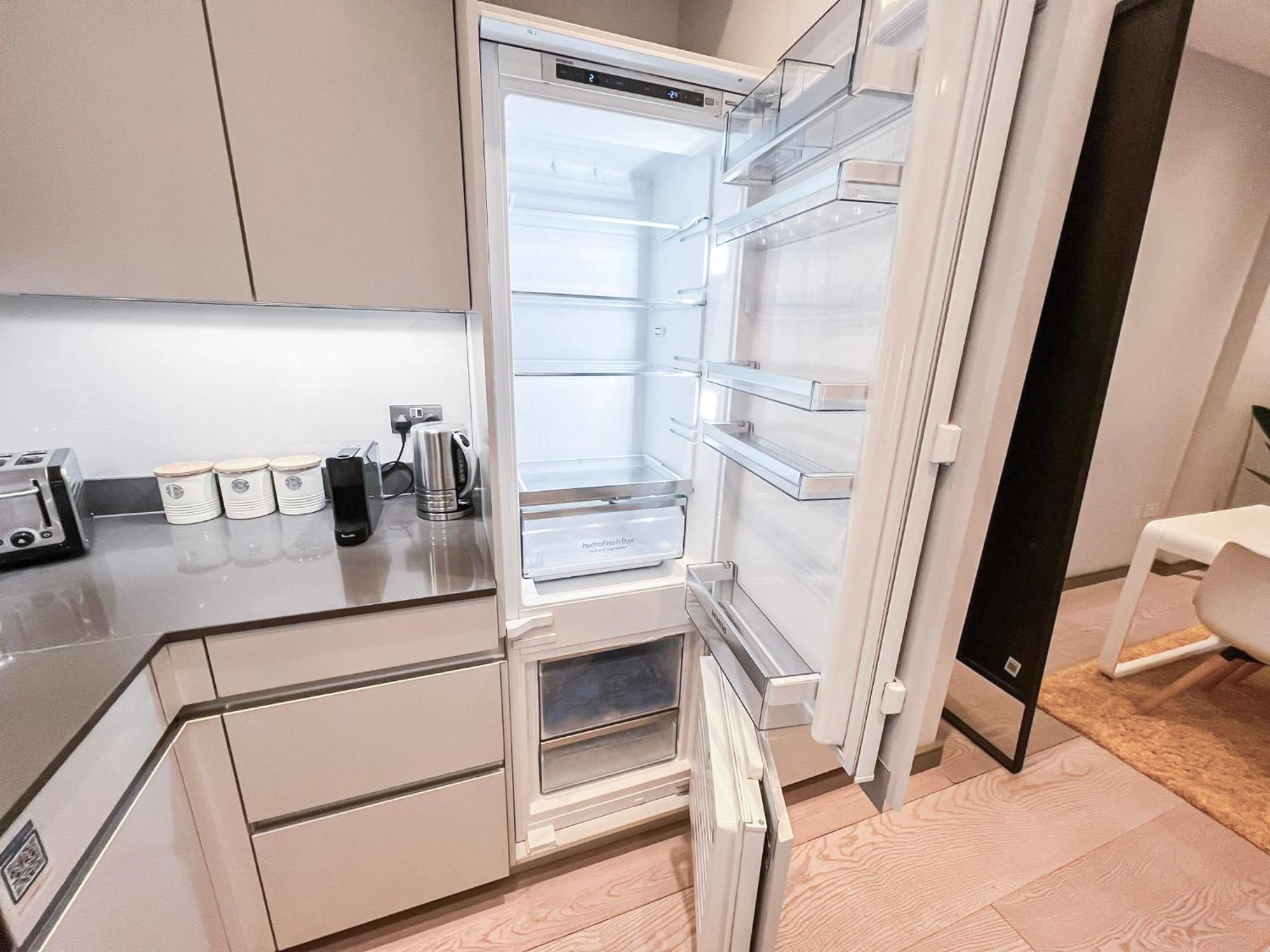 Posh 3 Bedroom Flat With Terrace And Indoor Fireplace In Mayfair, Near Hyde Park London