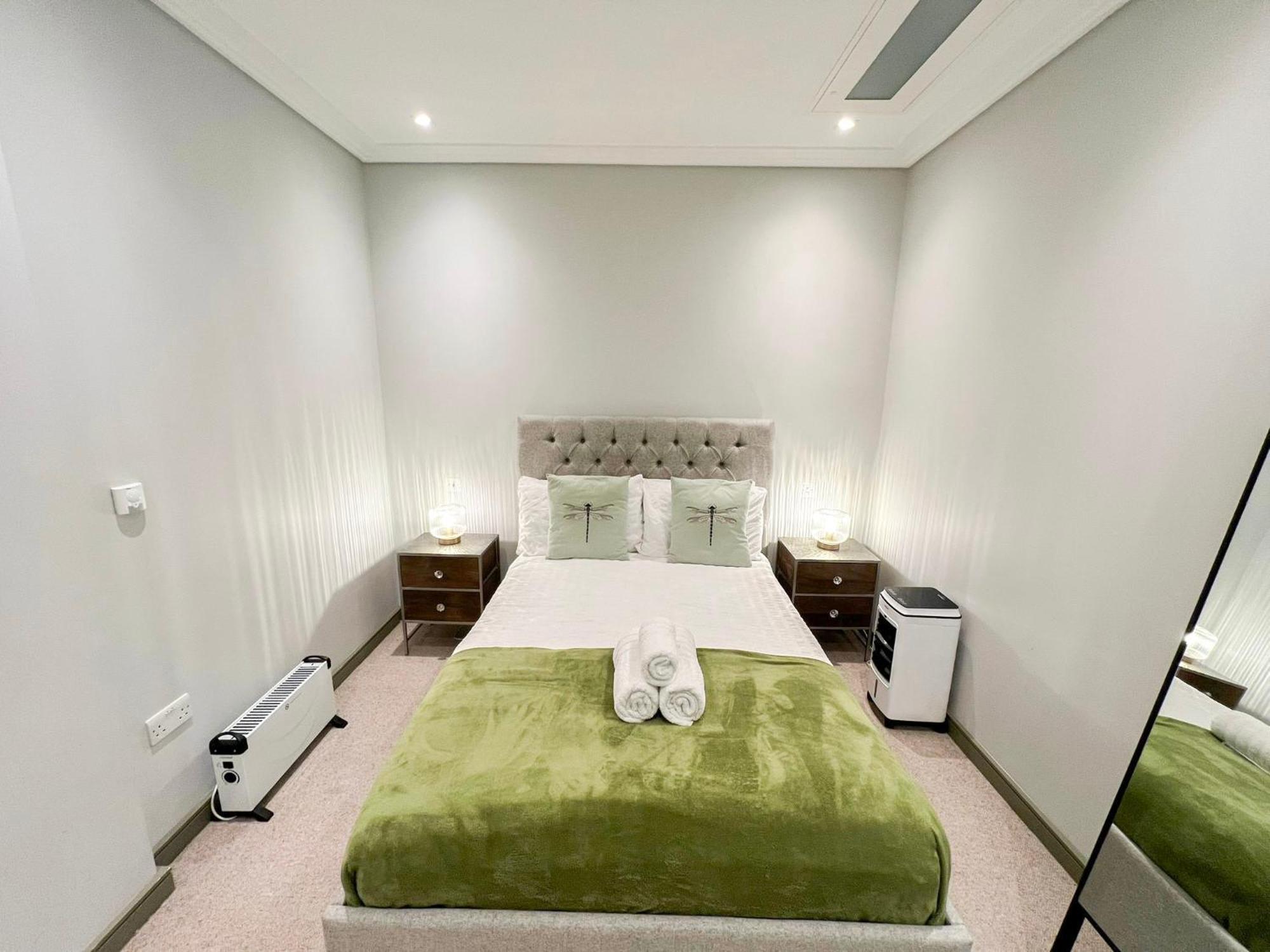 Posh 3 Bedroom Flat With Terrace And Indoor Fireplace In Mayfair, Near Hyde Park London
