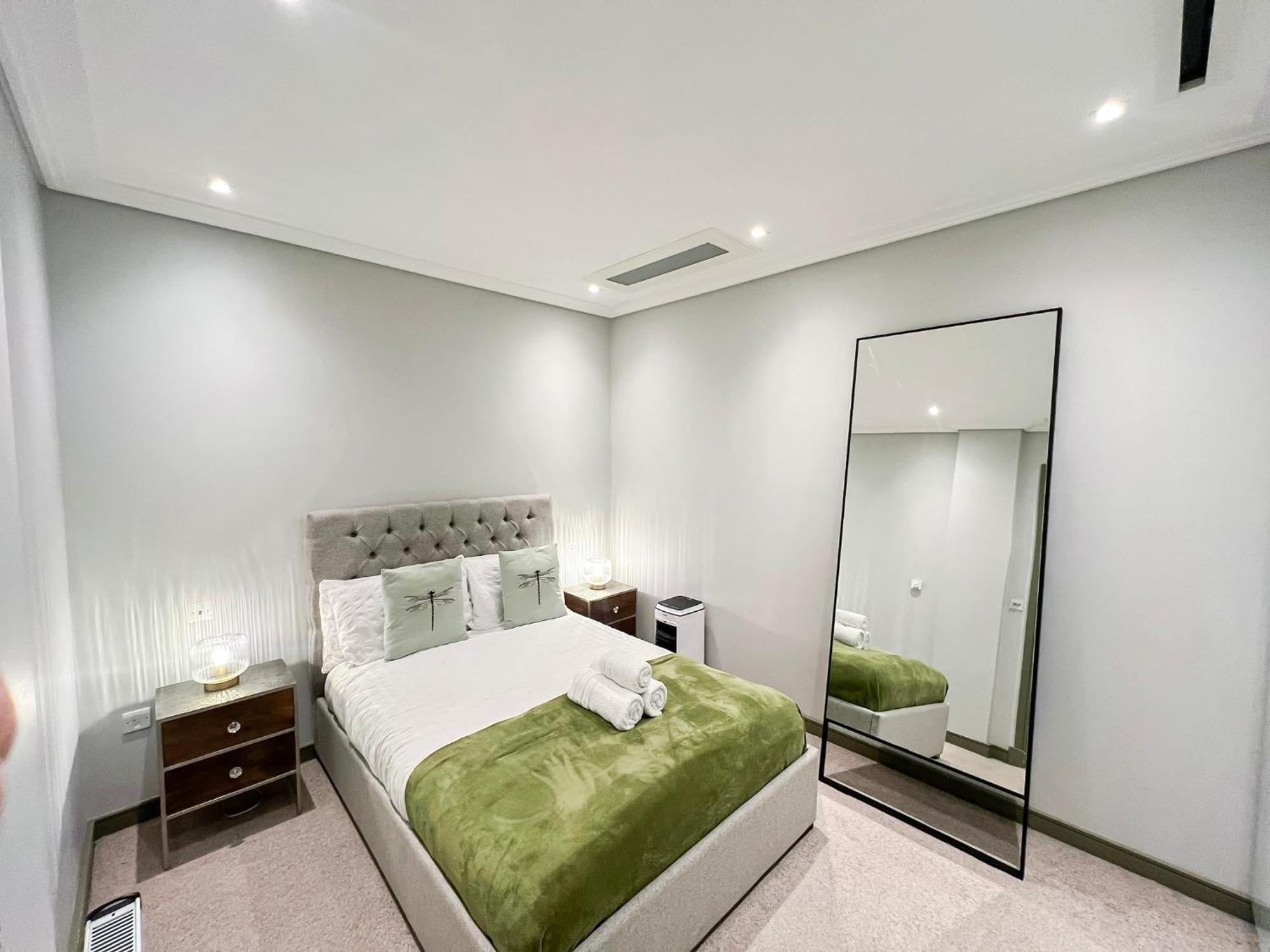 Apartment Posh 3 Bedroom Flat With Terrace And Indoor Fireplace In Mayfair, Near Hyde Park