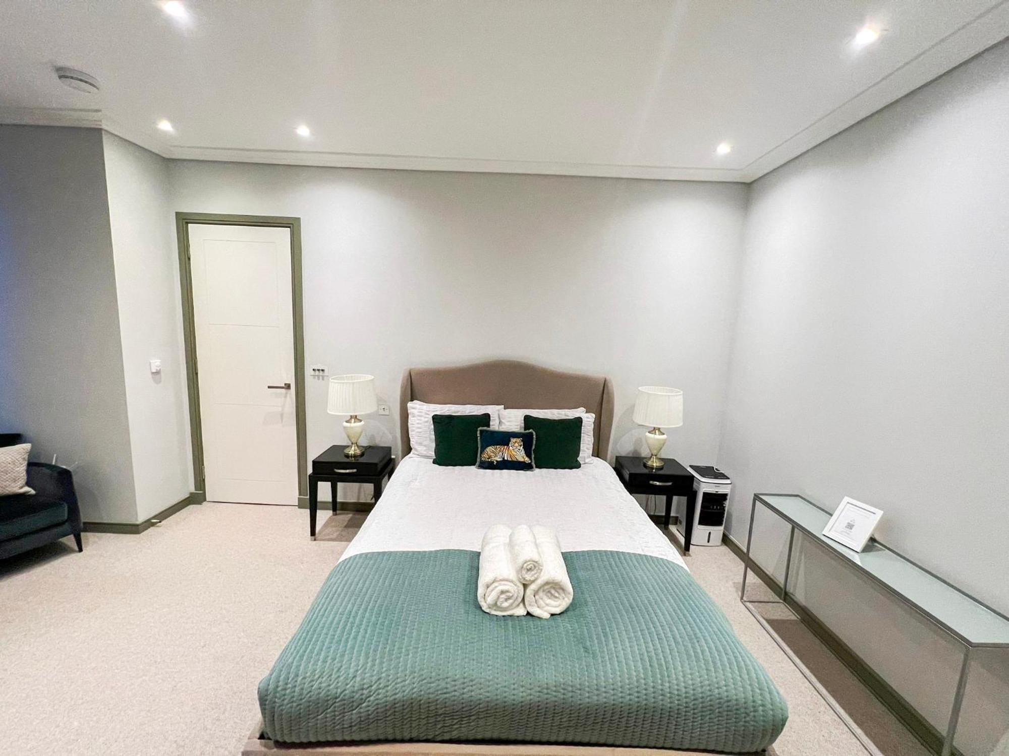 Posh 3 Bedroom Flat With Terrace And Indoor Fireplace In Mayfair, Near Hyde Park Apartment London