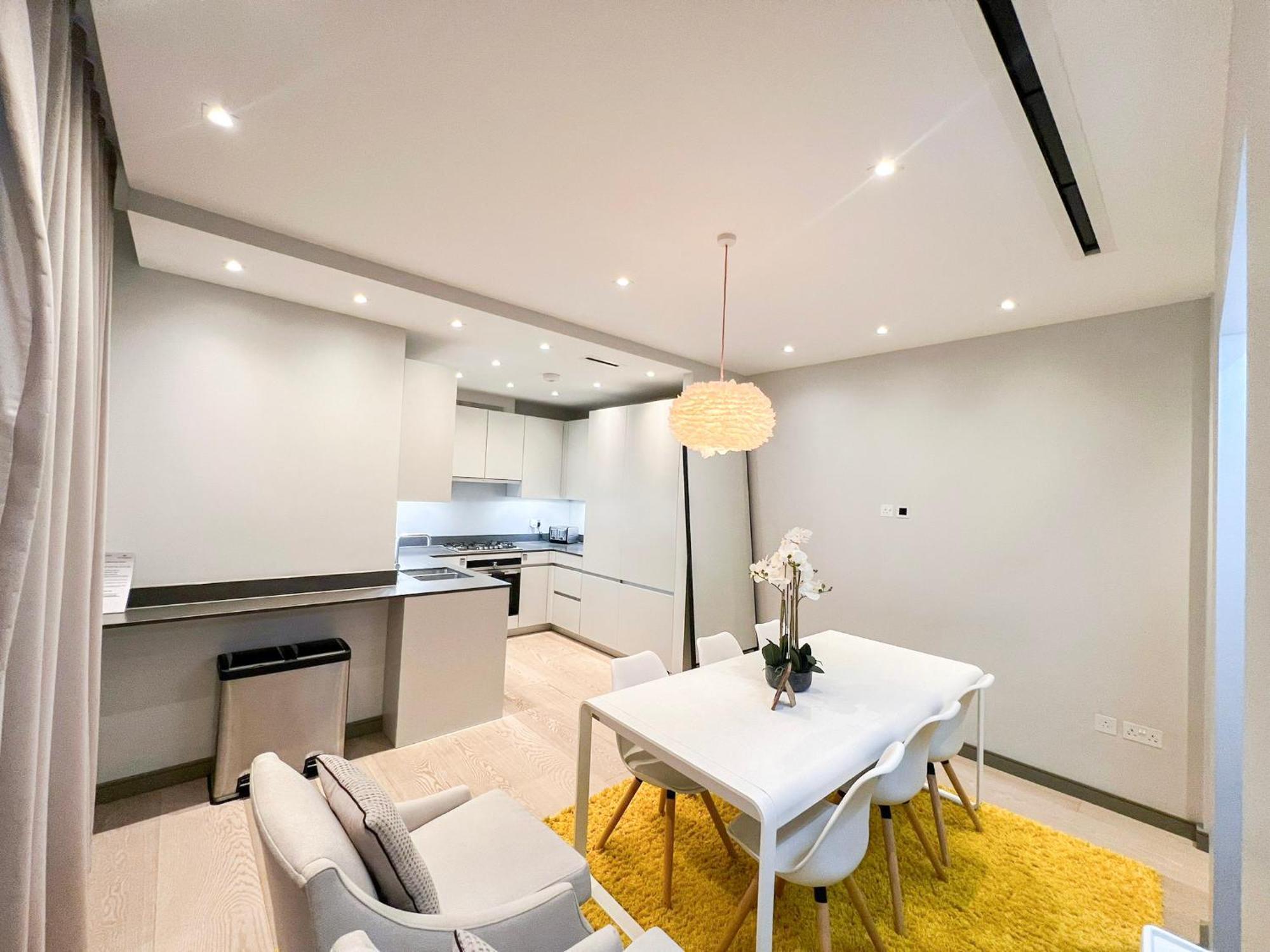 Posh 3 Bedroom Flat With Terrace And Indoor Fireplace In Mayfair, Near Hyde Park London