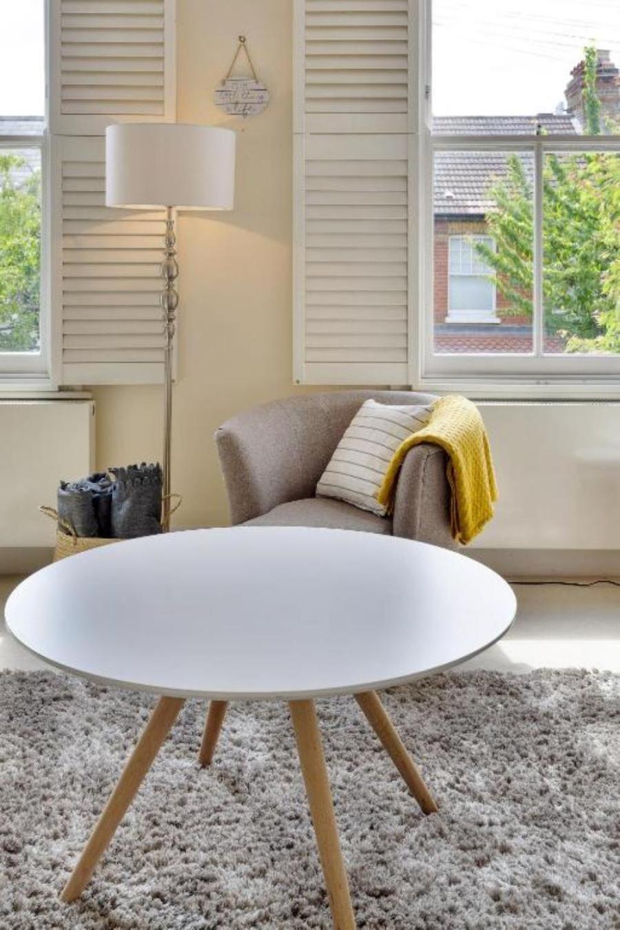 Spacious 2 Bedroom Barons Court, Good Links * London