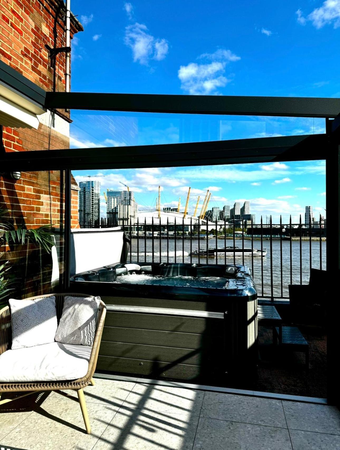 Appartement 3 X Bedroom Riverside Flat With Hot Tub On Roof Terrace Londen