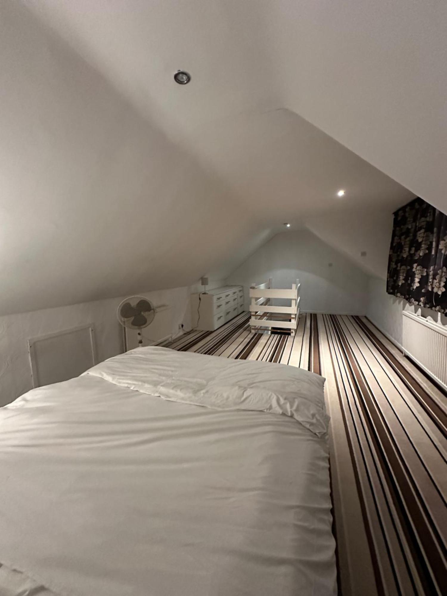Semesterbostad Spacious 4bd Near Gatwick & Ldn Links