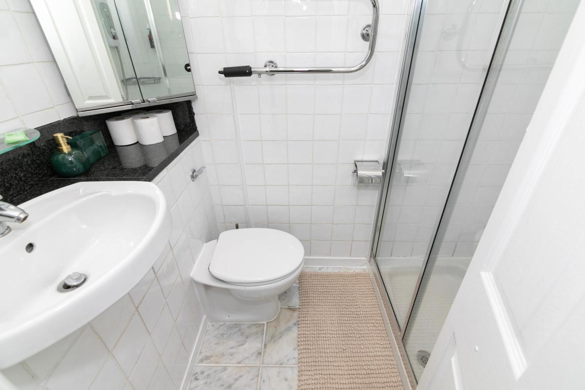 Modern Flat 5 Min To Holland Park! Appartement Londen