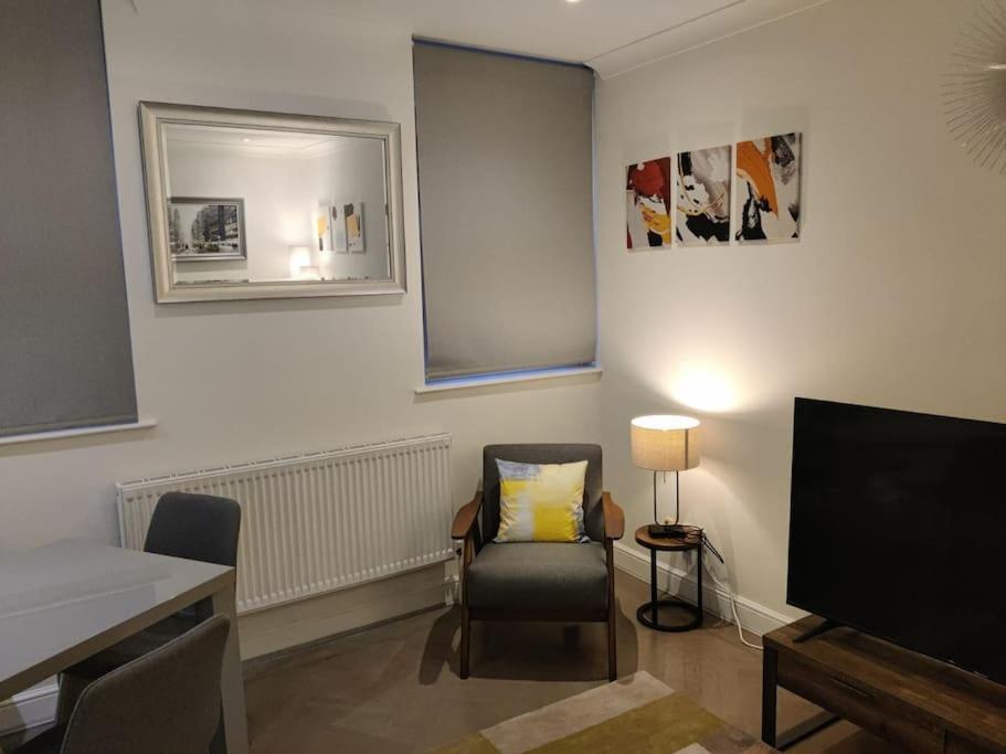 Beautiful, Spacious And Near Covent Garden Lägenhet London