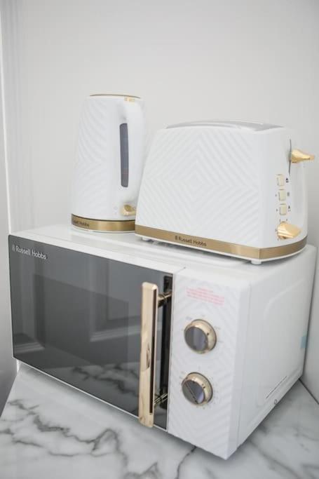 Wanstead Gem! Bright, Cosy & Immaculate 1 Bed On The High Street! Appartement Londres