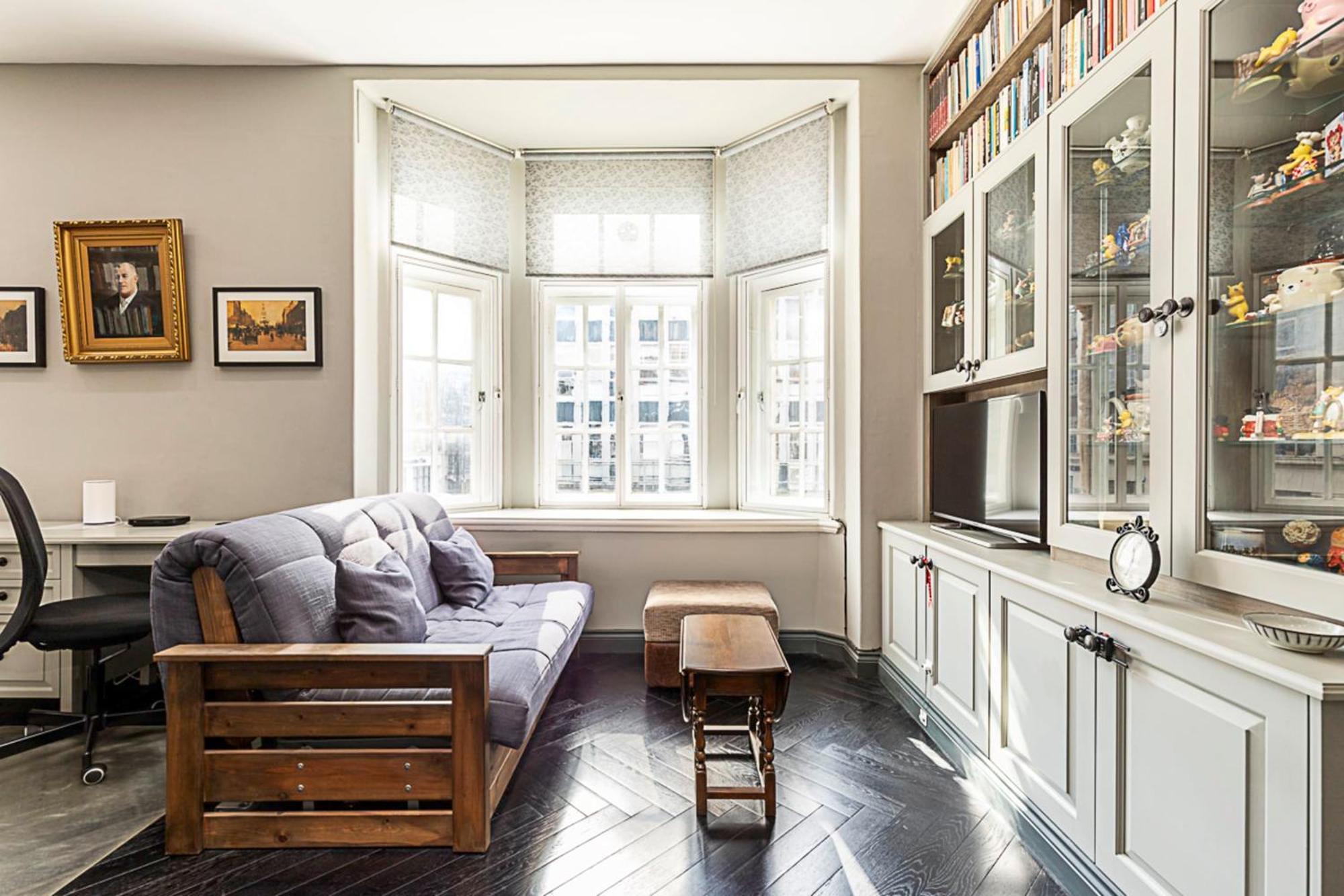 Book Lovers' West End Apartment London