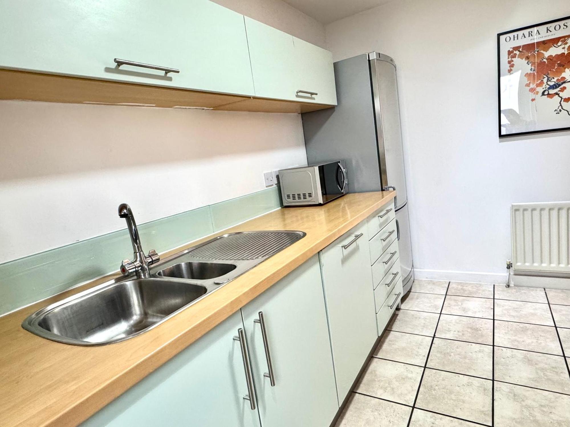 2 Bed, 2 Bath, Ground Floor Whole With Parking, Near & Stratford, Close To Station, Zone 2 * Londen