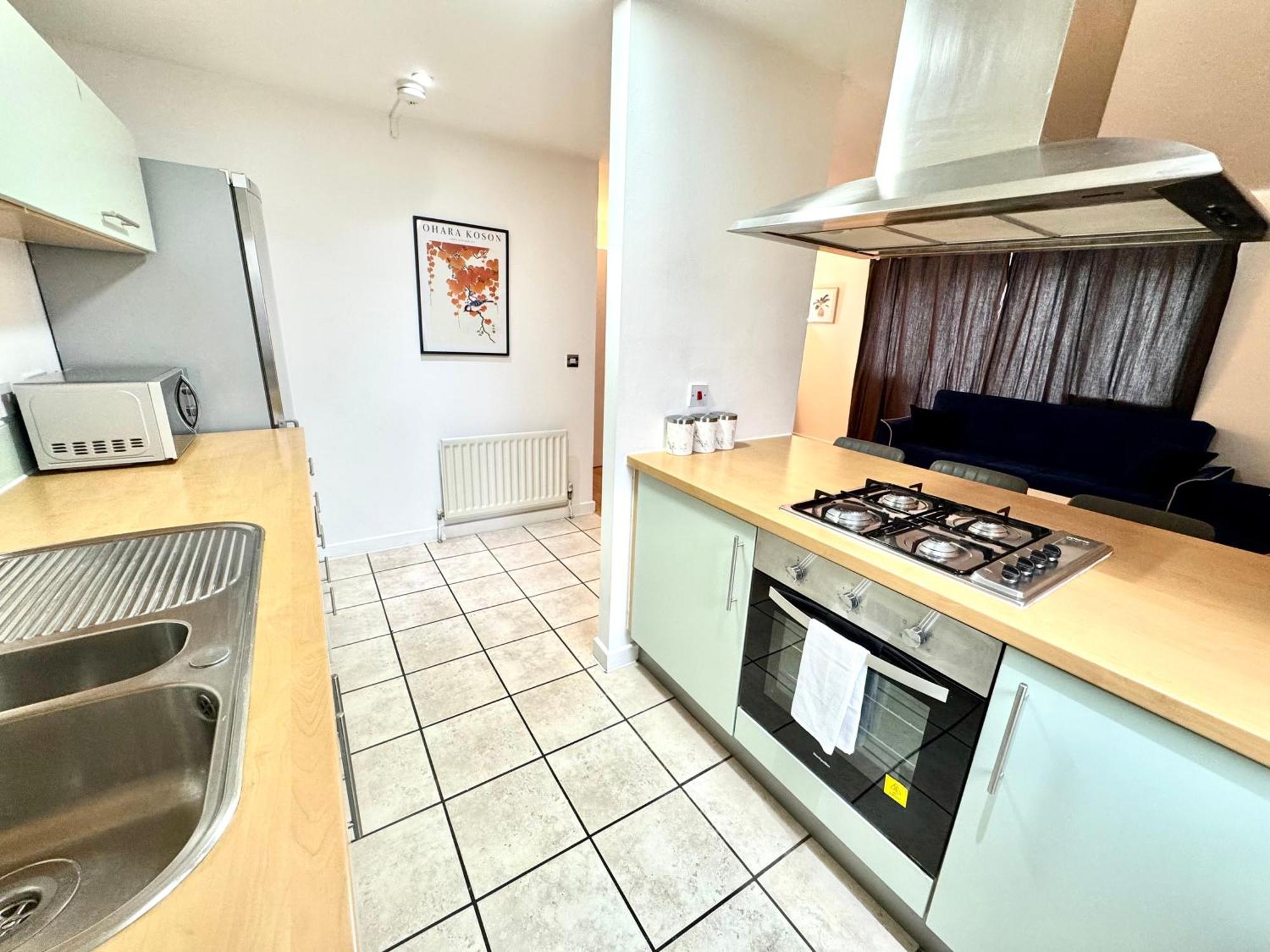 2 Bed, 2 Bath, Ground Floor Whole With Parking, Near & Stratford, Close To Station, Zone 2 Londen