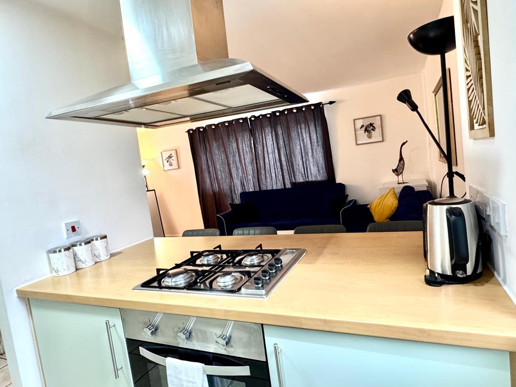 2 Bed, 2 Bath, Ground Floor Whole With Parking, Near & Stratford, Close To Station, Zone 2 Londen
