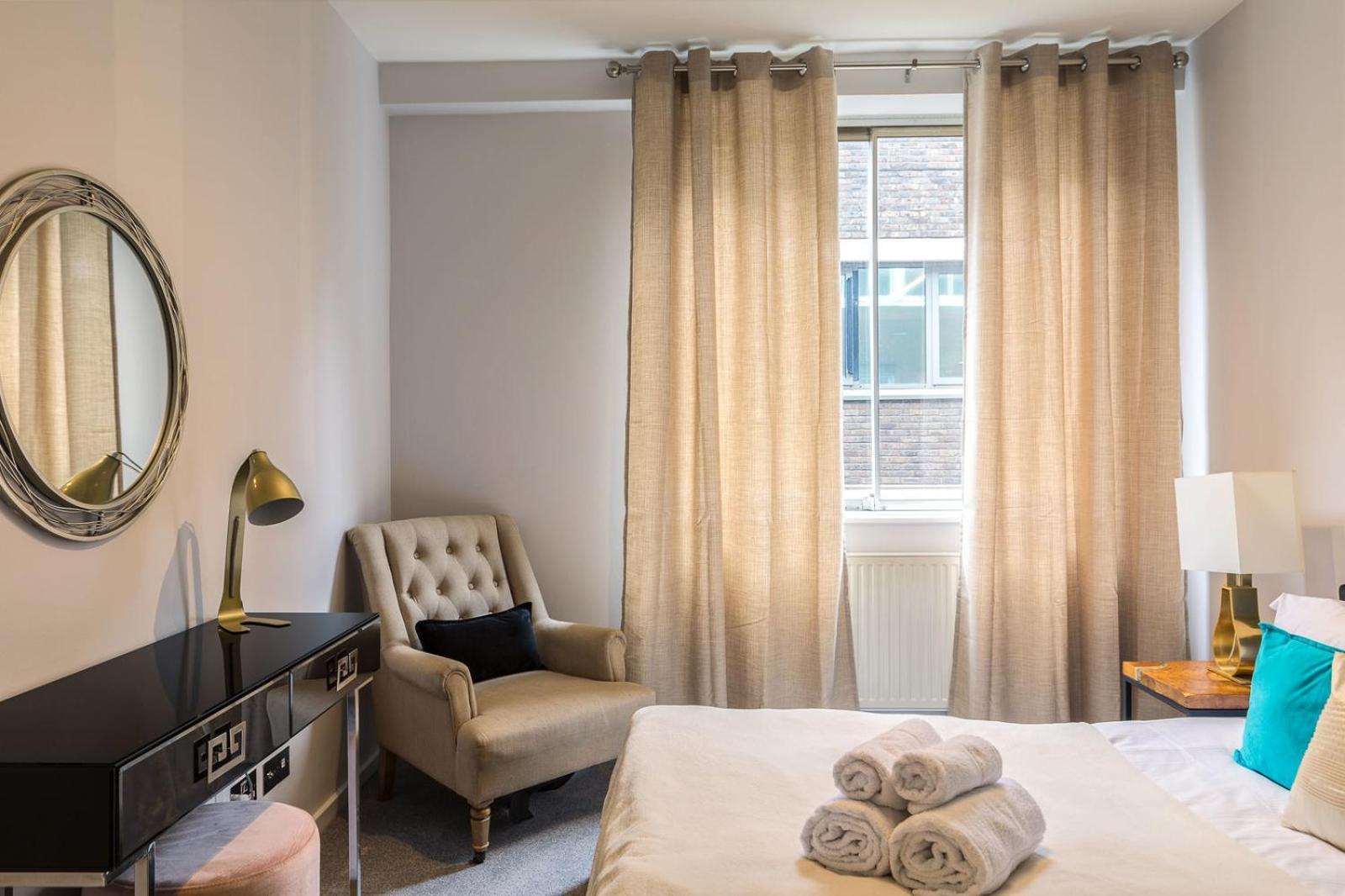 Picktheplace 3-bedroom Portman Square Apartment *