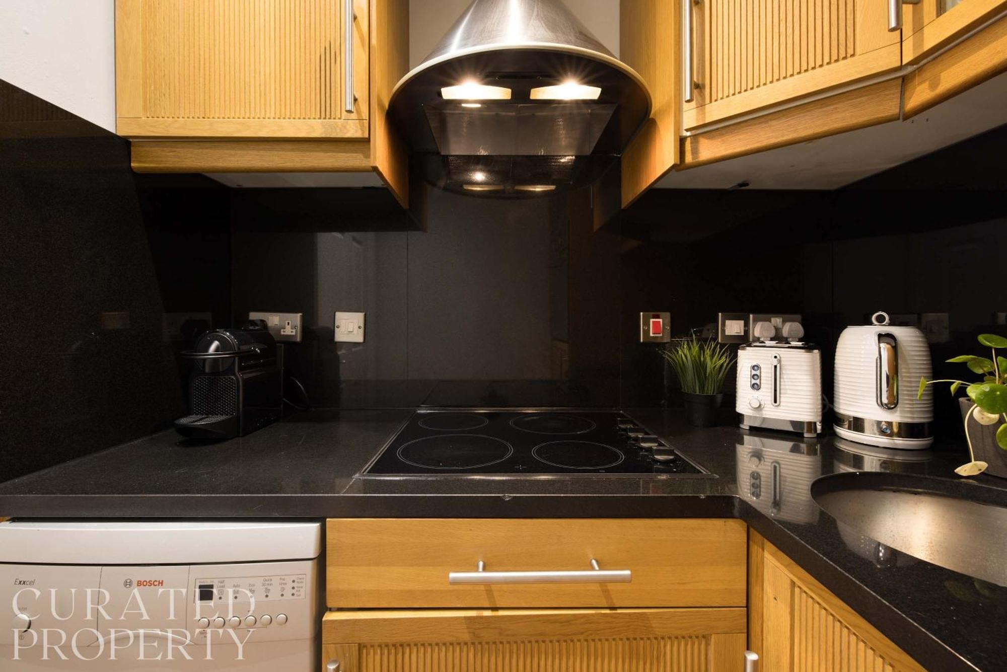 Chic & Sunlit Earls Court Flat Apartment