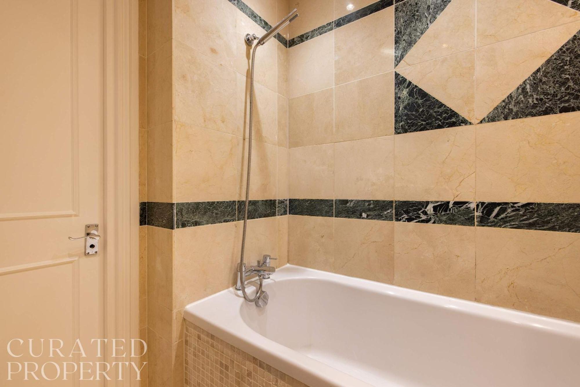 Chic & Sunlit Earls Court Flat *