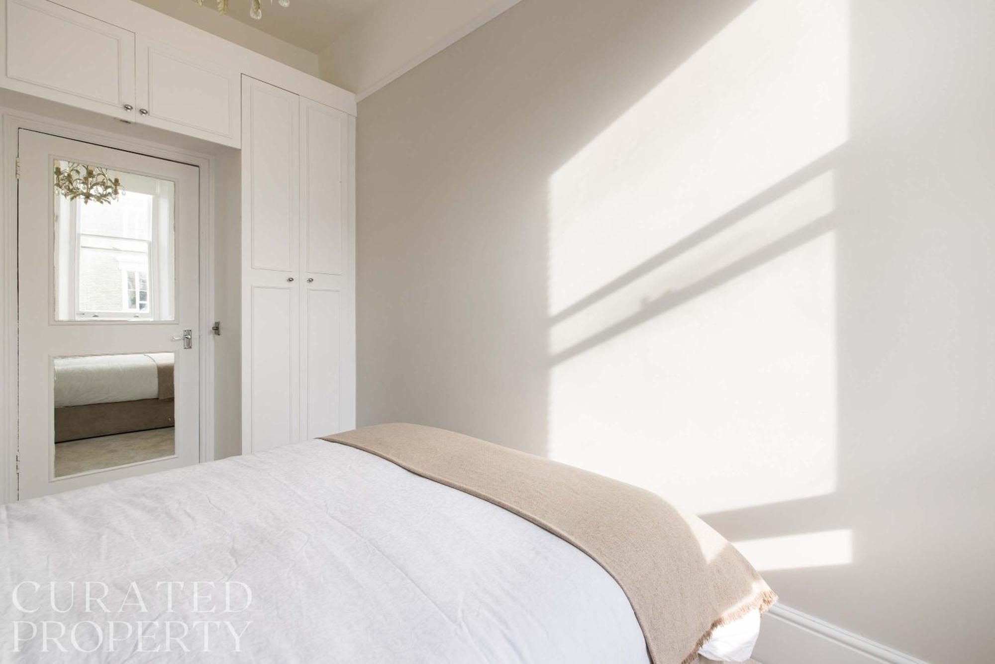 Chic & Sunlit Earls Court Flat London