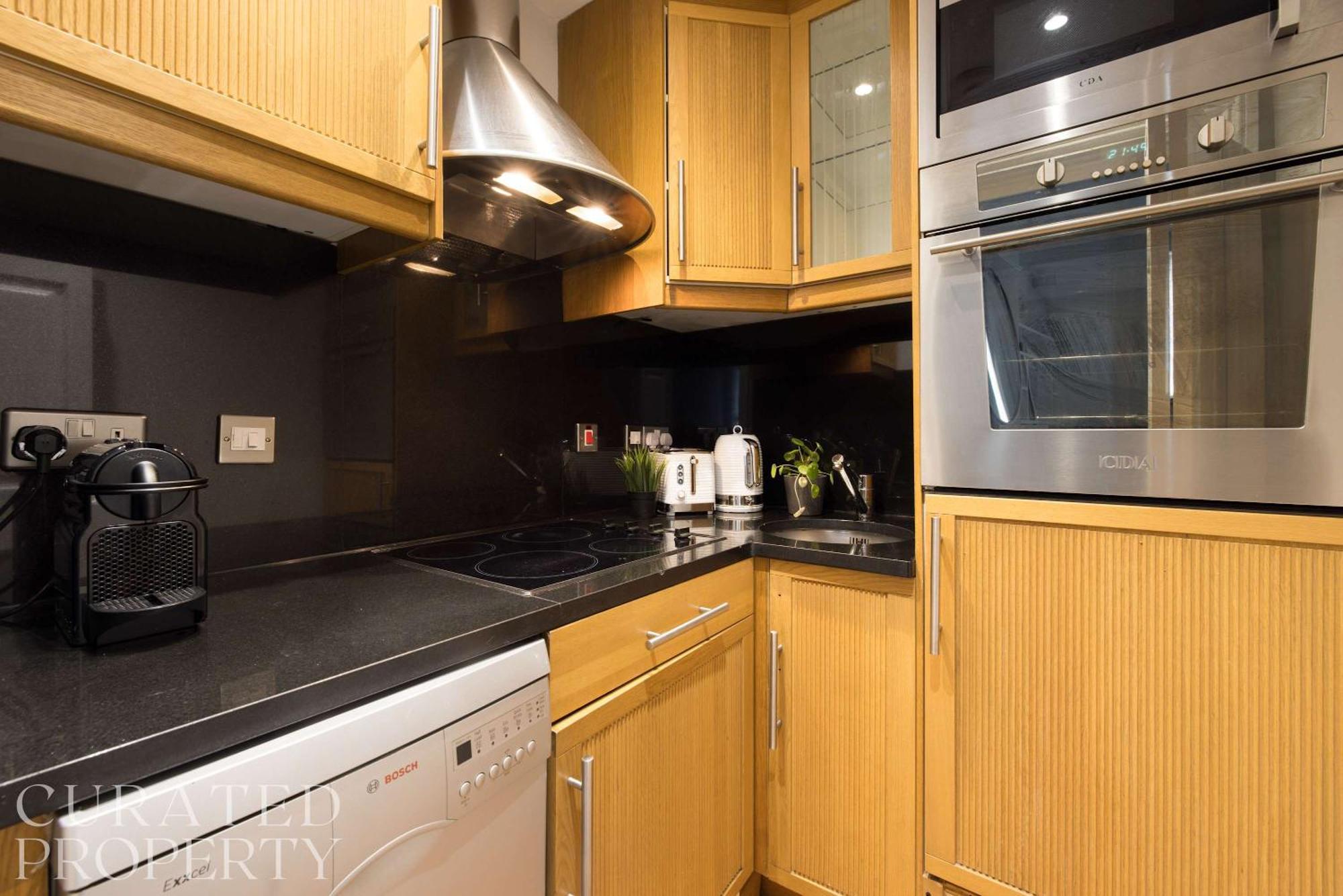 Chic & Sunlit Earls Court Flat Apartment