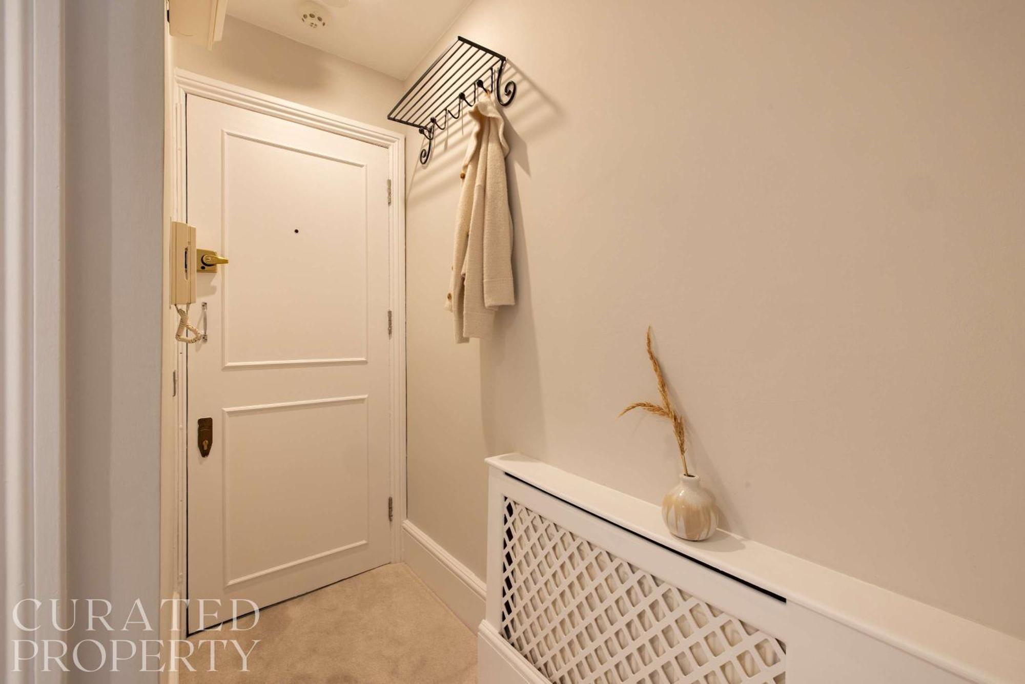 Chic & Sunlit Earls Court Flat *