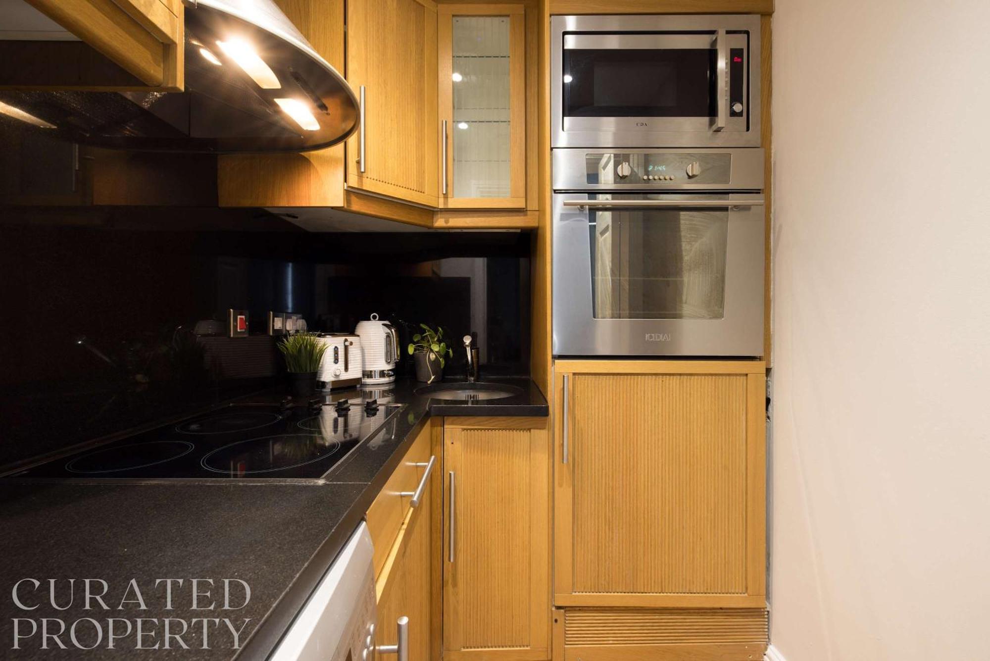 Chic & Sunlit Earls Court Flat * London