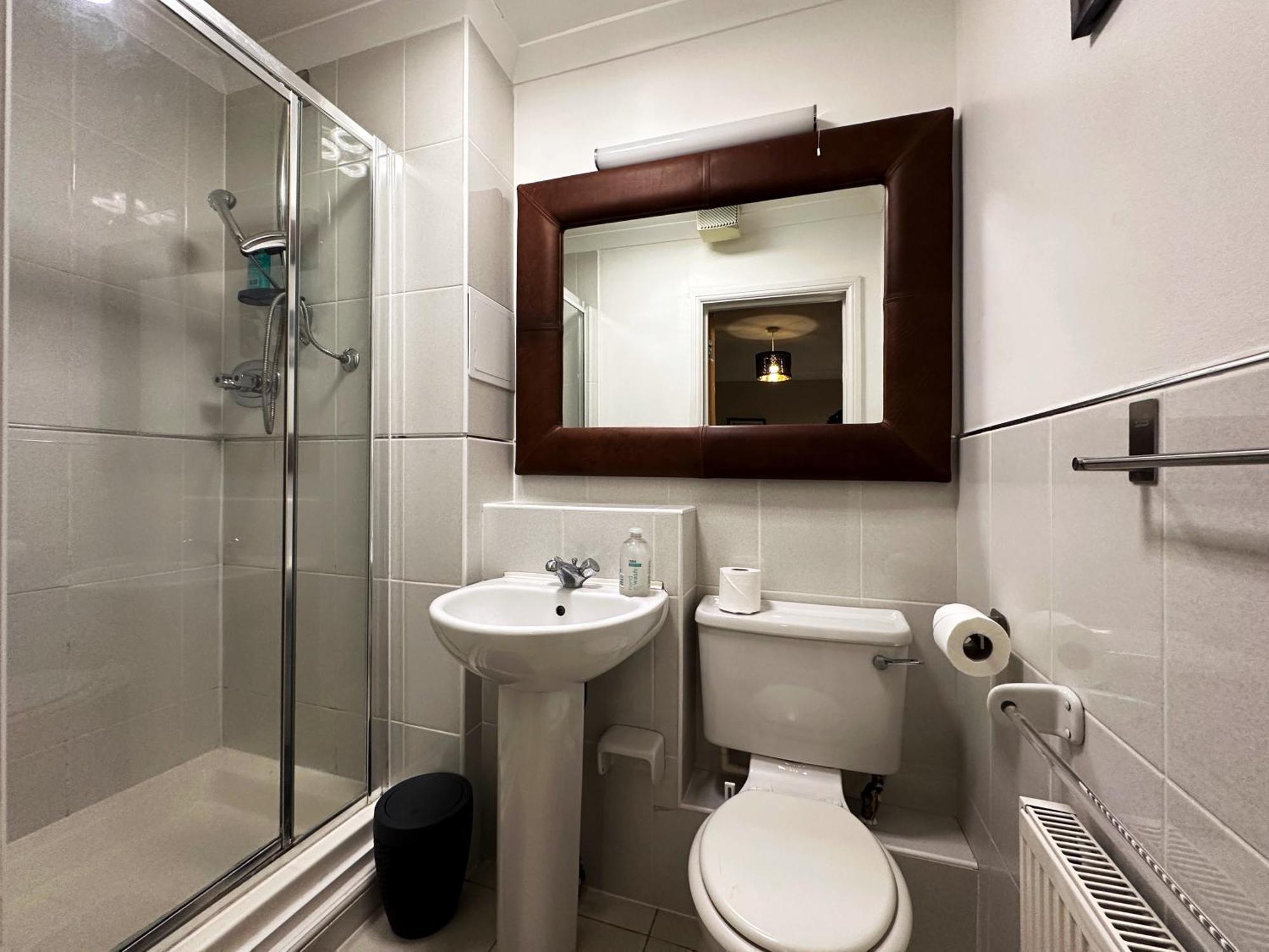 Lägenhet Betty's Place In Tower Hill - 2 Double Beds, Max 4 People, Great Location In