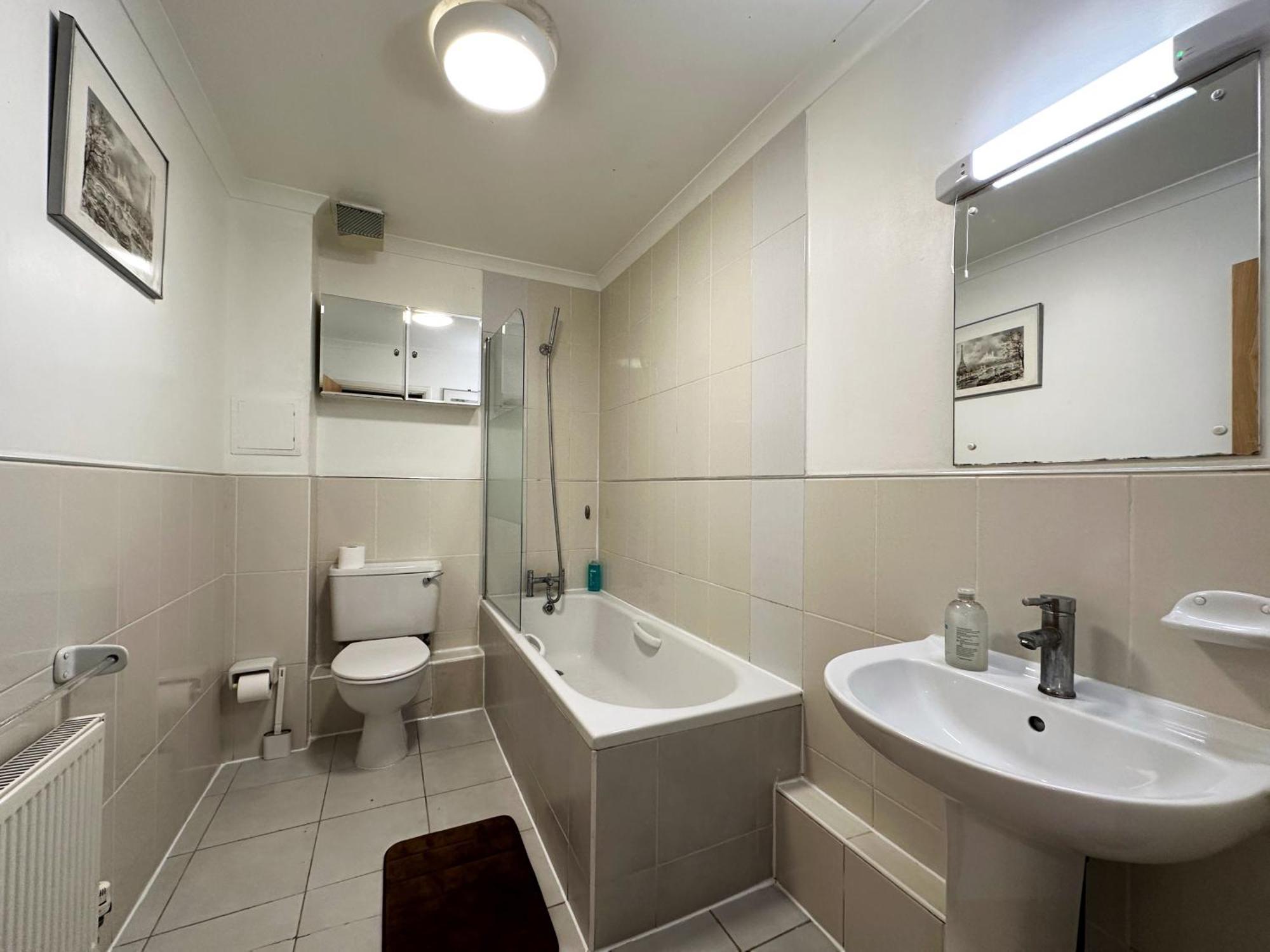 Betty's Place In Tower Hill - 2 Double Beds, Max 4 People, Great Location In Lägenhet