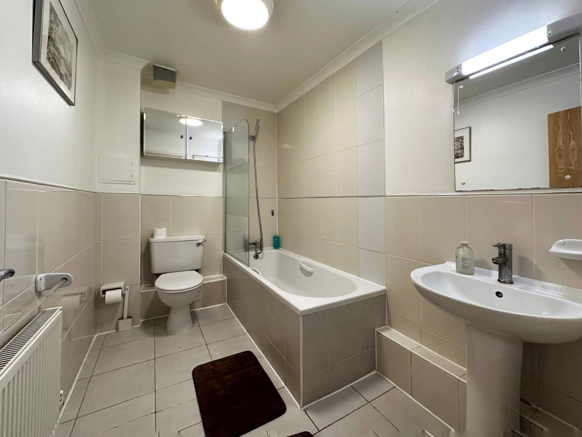 Betty's Place In Tower Hill - 2 Double Beds, Max 4 People, Great Location In Lägenhet