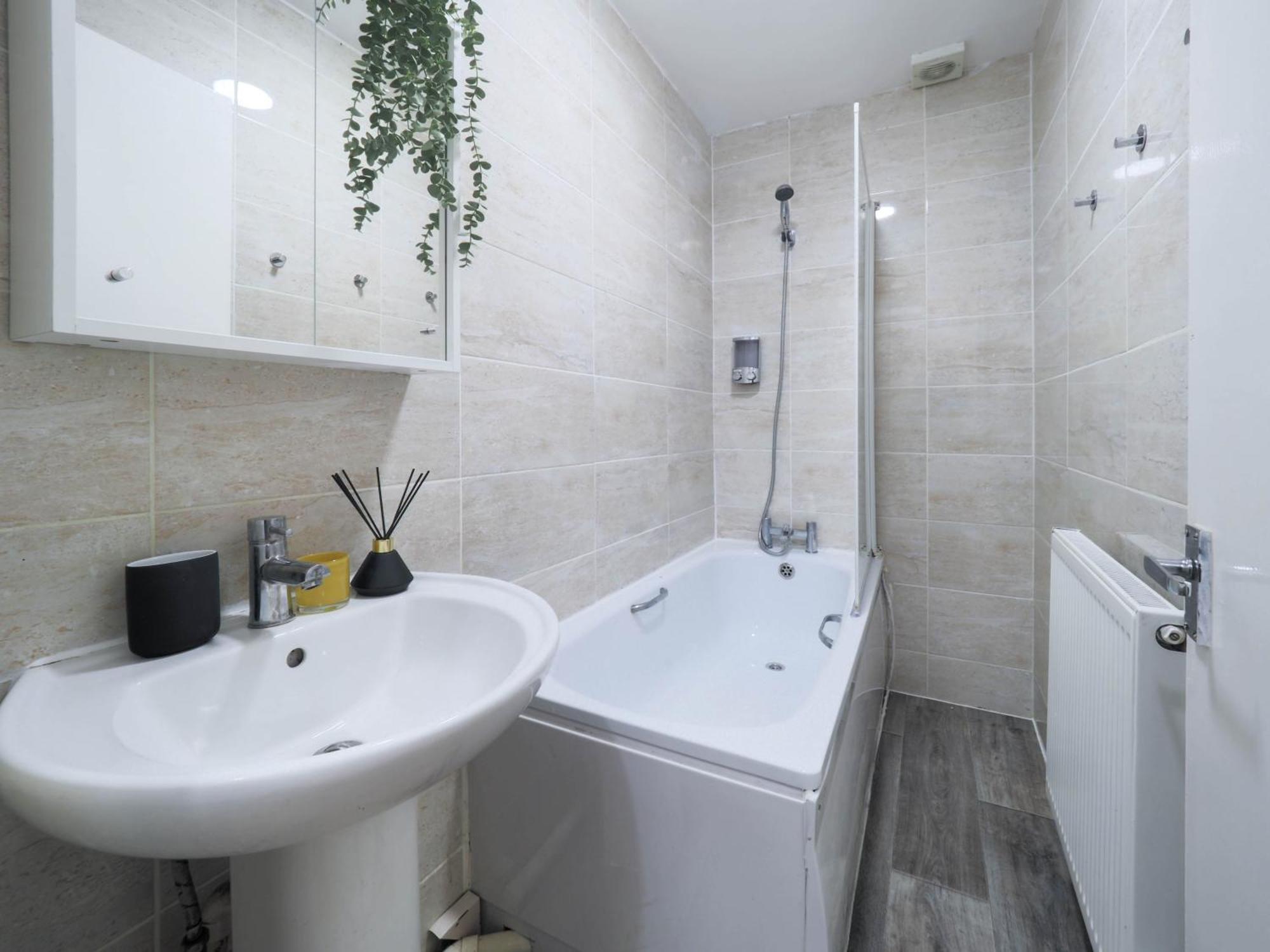 F1 Cozy 2 Bed Flat Opposite Olympia Sleeps 5 People Appartamento
