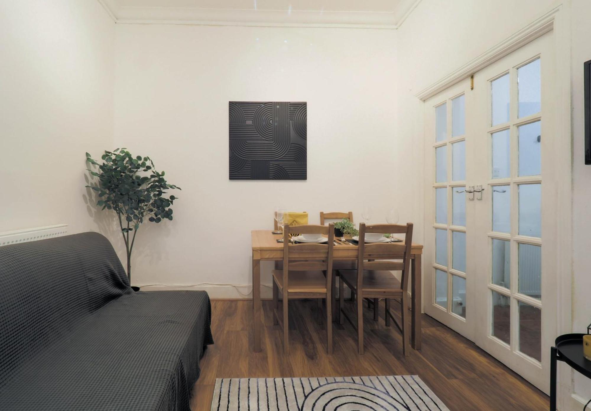 F1 Cozy 2 Bed Flat Opposite Olympia Sleeps 5 People Appartamento