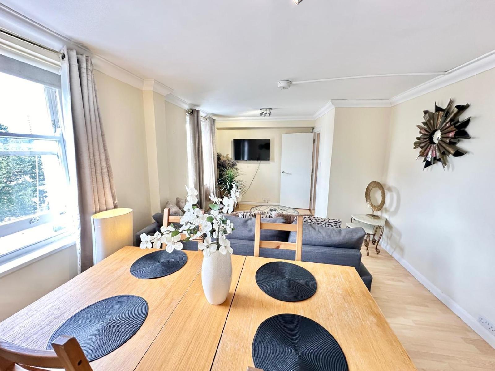 Central Beautiful Two Bedroom Lägenhet