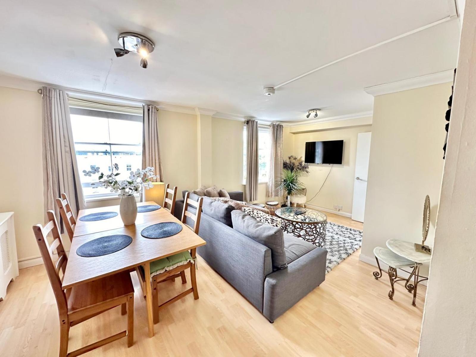 Central Beautiful Two Bedroom Lägenhet *