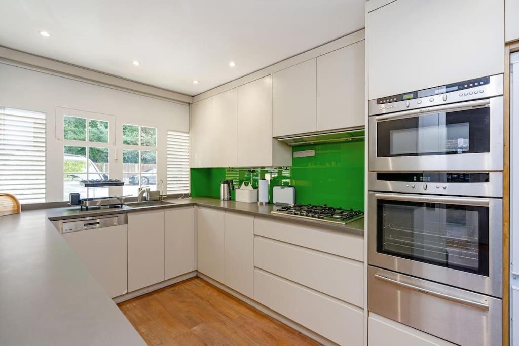 Stunning 4 Bedroom In Holland Park Apartment