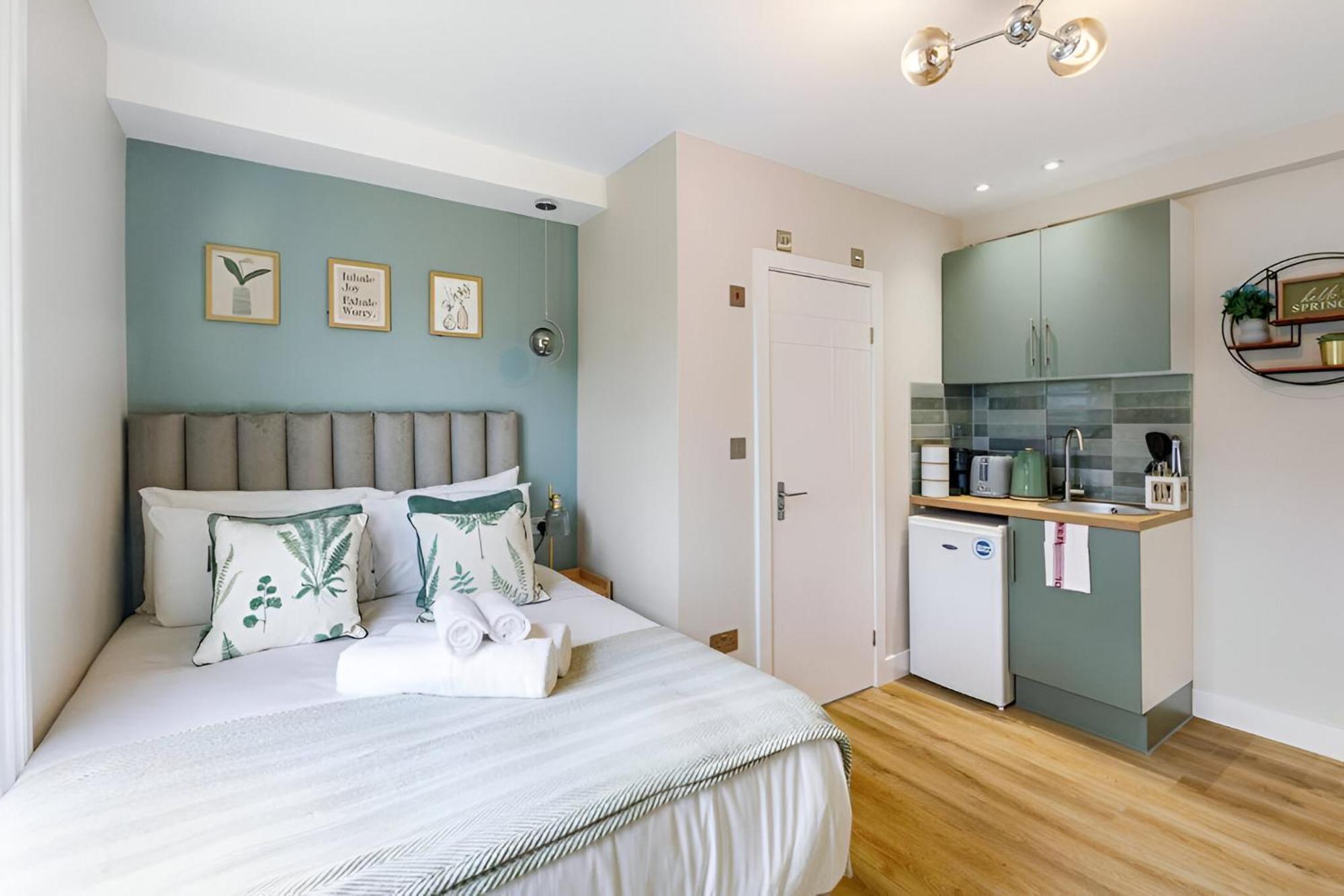 Serene Getaway With Calming Ambiance Londen