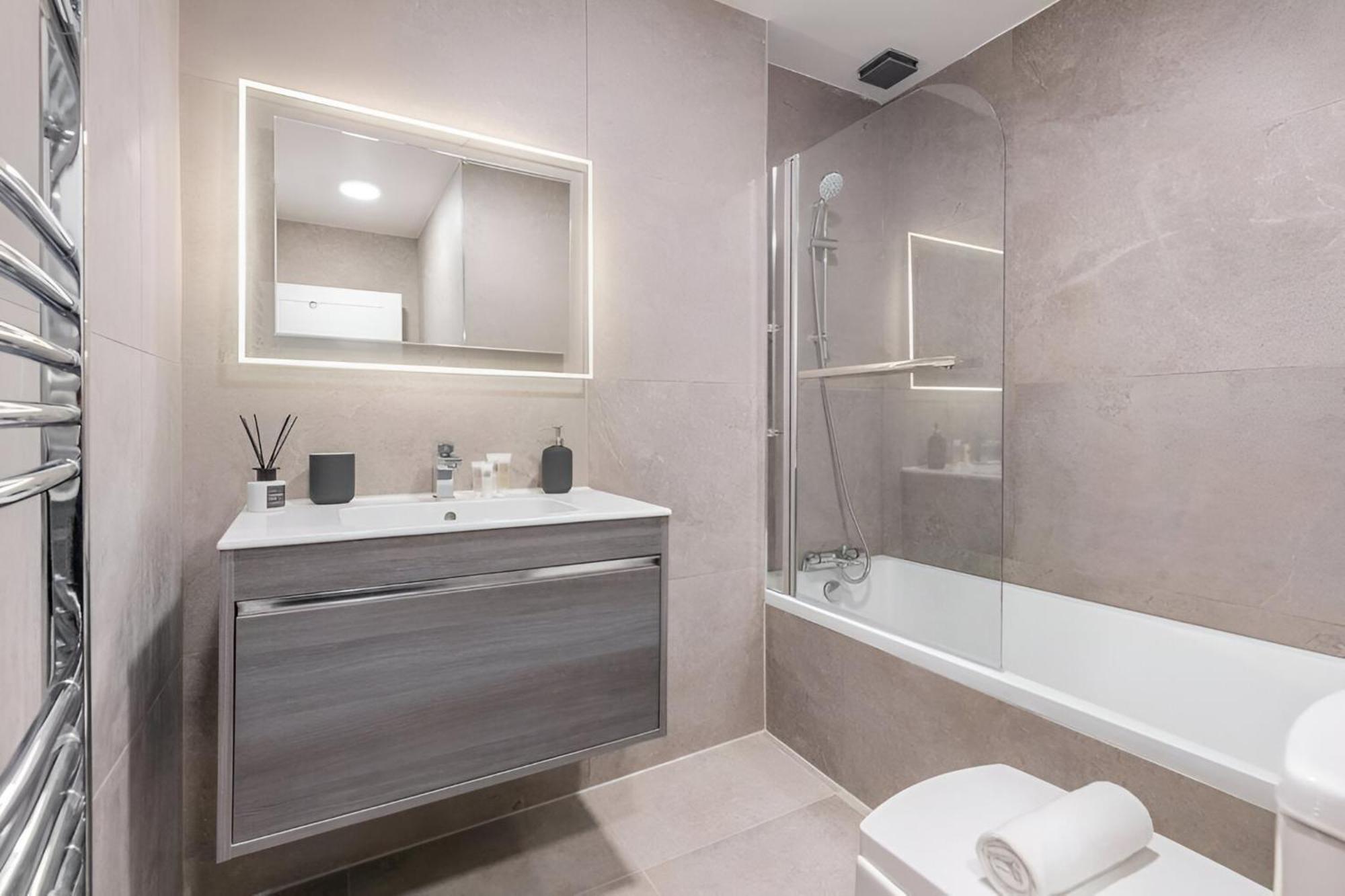 Earthy Elegance Stylish 4br For Urban Escapes Lägenhet