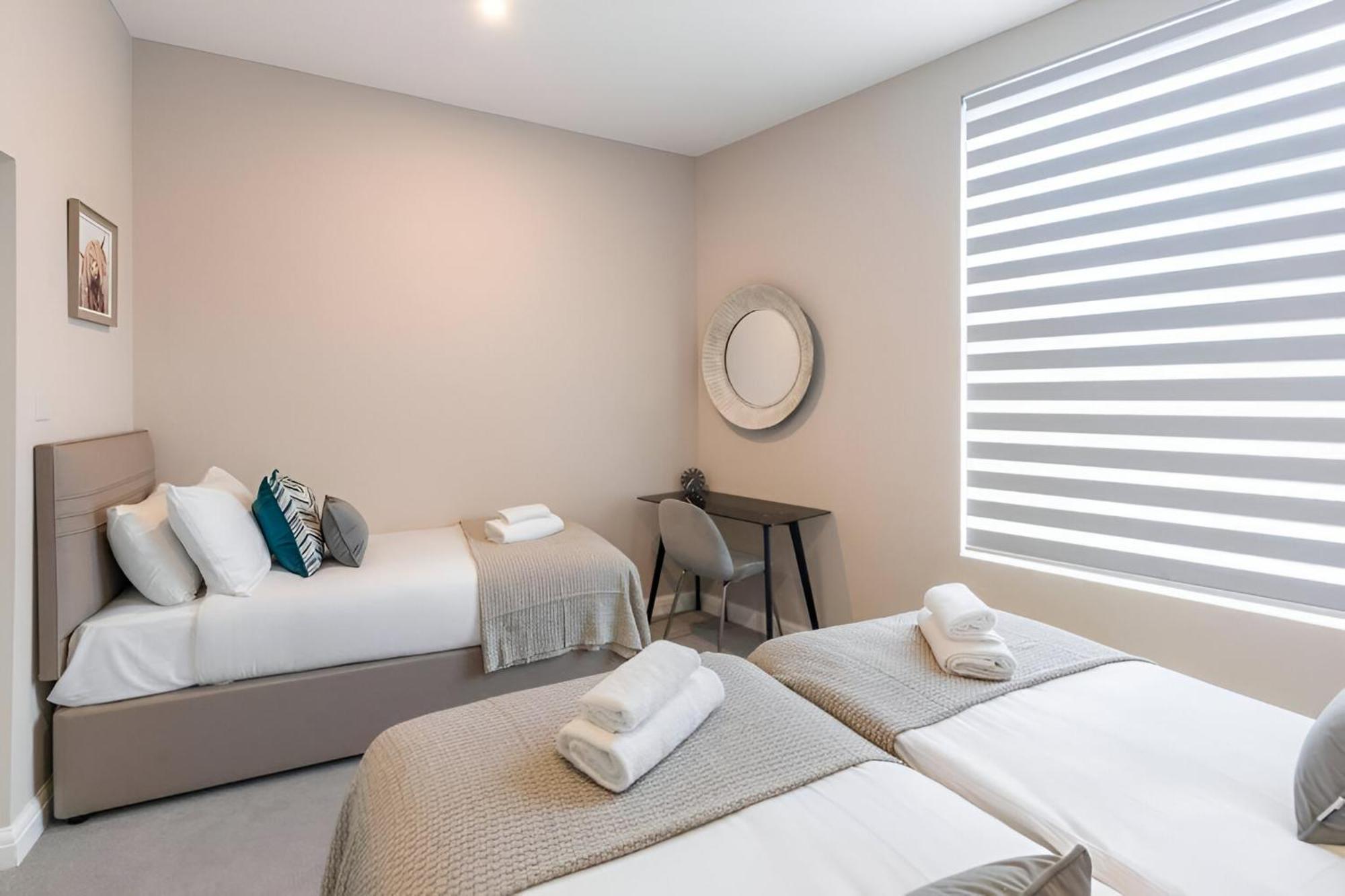 Earthy Elegance Stylish 4br For Urban Escapes Lägenhet London