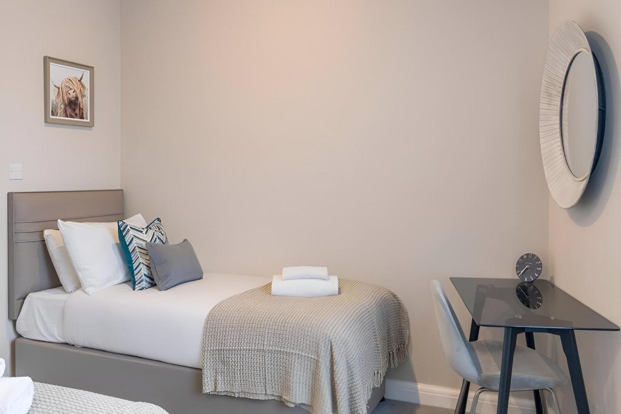 Earthy Elegance Stylish 4br For Urban Escapes Lägenhet London