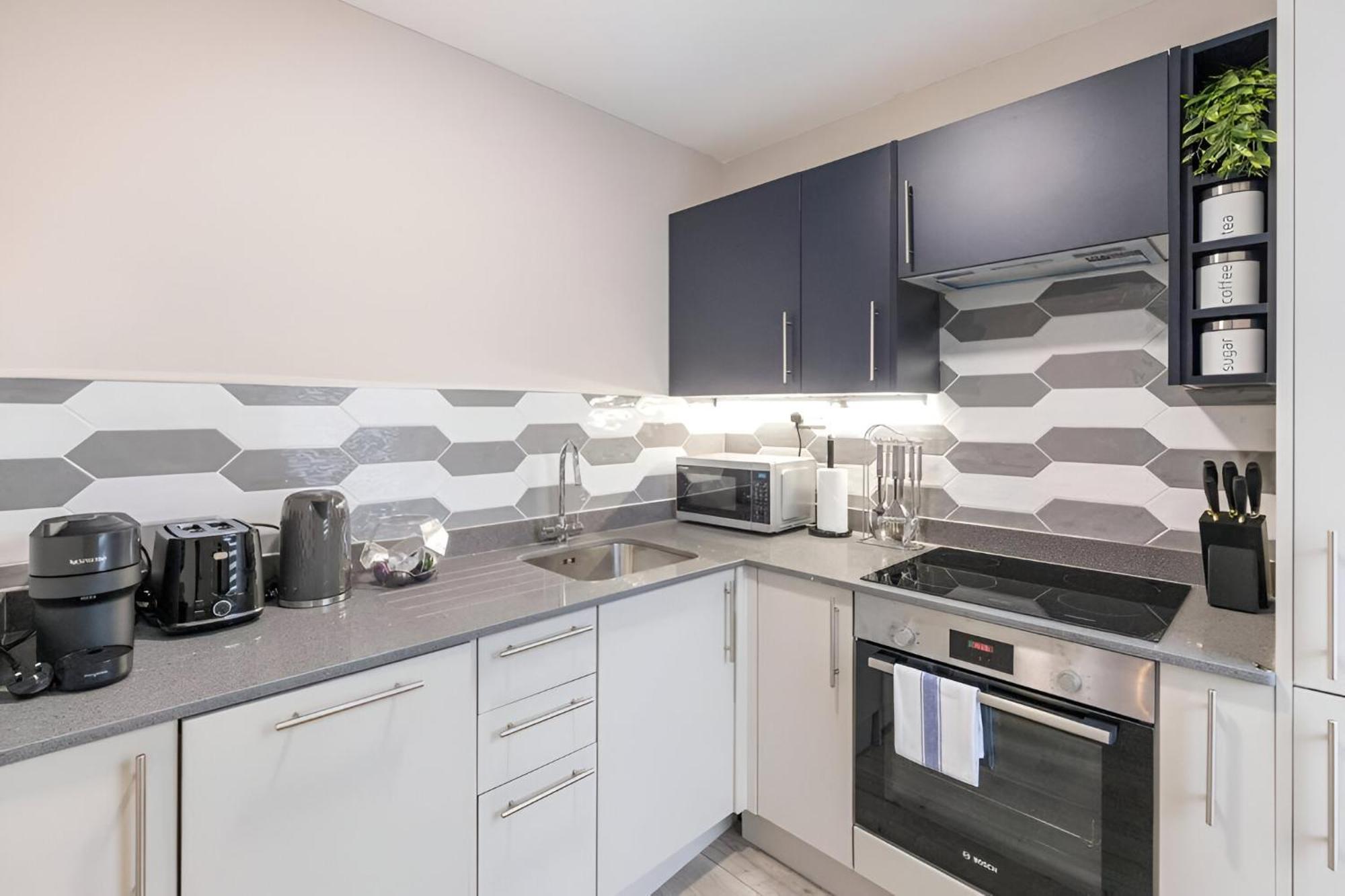 Earthy Elegance Stylish 4br For Urban Escapes Lägenhet London