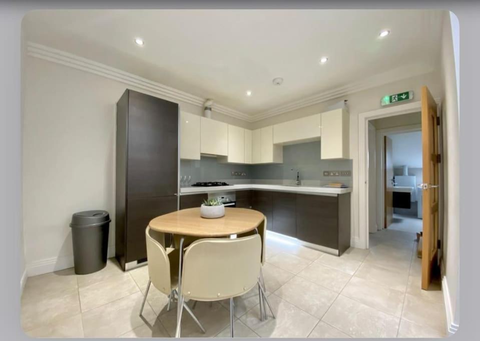 Lejlighed Luxury 4-bed With Balcony & Garden, Near Emirates Stadium, 15 Mins To London