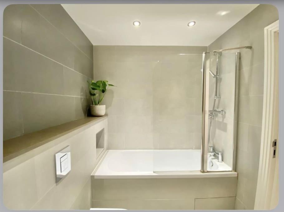 Luxury 4-bed With Balcony & Garden, Near Emirates Stadium, 15 Mins To Lejlighed *