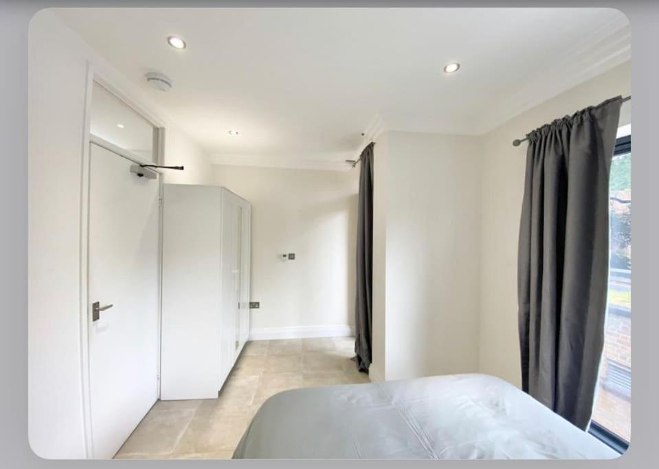 Luxury 4-bed With Balcony & Garden, Near Emirates Stadium, 15 Mins To Lejlighed London