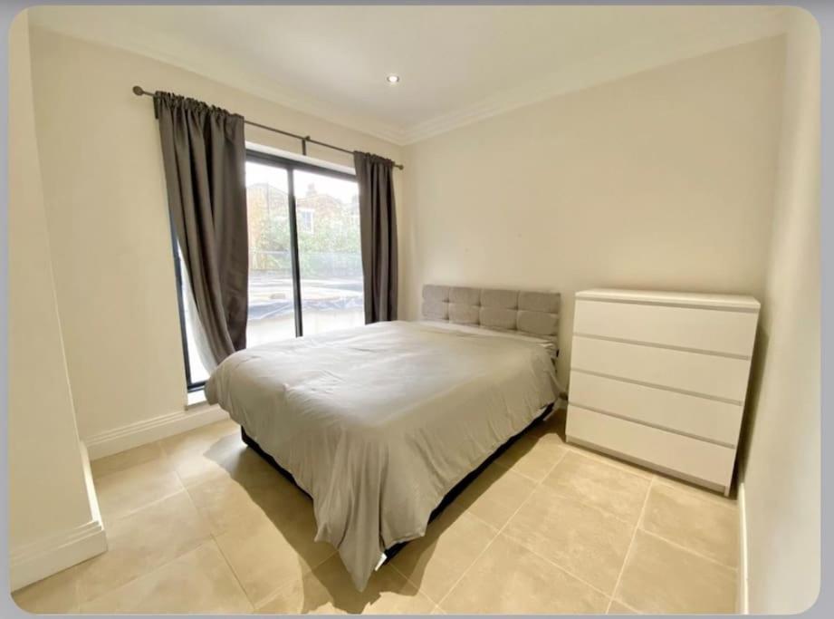 Lejlighed Luxury 4-bed With Balcony & Garden, Near Emirates Stadium, 15 Mins To London